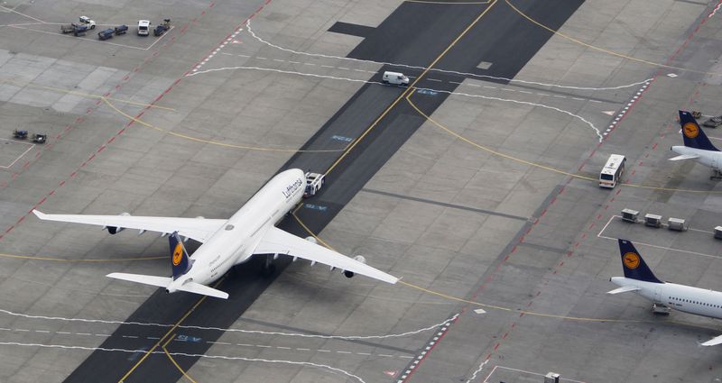 &copy; Reuters. Una vista aerea mostra un aereo Lufthansa sulla pista dell'aeroporto di Francoforte. REUTERS/Johannes Eisele