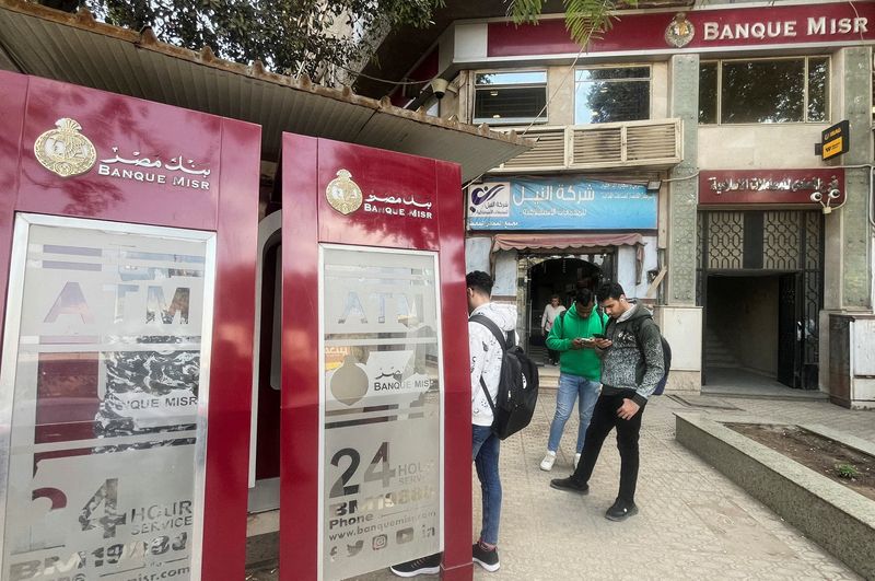 &copy; Reuters. أشخاص يقفون أمام ماكينة صراف آلي عند بنك مصر بالقاهرة يوم الأربعاء. تصوير: عمرو عبد الله دلش - رويترز