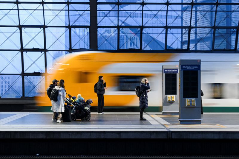 &copy; Reuters.  ３月７日、ドイツでは鉄道の運転士、空港の警備担当者、航空大手ルフトハンザの地上職員のストライキが実施されており、旅行者を含め数百万人に影響が及ぶ見込みだ。ベルリンの駅で