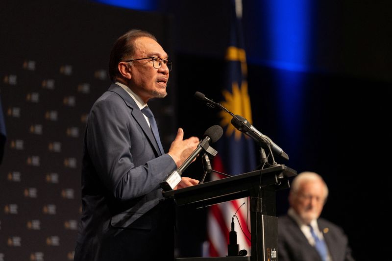&copy; Reuters. أنور إبراهيم رئيس وزراء ماليزيا يلقي كلمة في الجامعة الوطنية الأسترالية في كانبيرا  يوم الخميس. صورة لرويترز من الجامعة الوطنية الأسترالية.