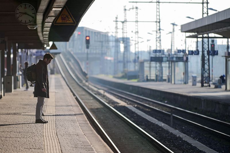 &copy; Reuters. رجل ينتظر على رصيف قطار أمام قضبان سكة حديد خالية في محطة قطار خلال إضراب في ألمانيا دعت له نقابة سائقي القطارات للمطالبة بزيادة الأجور في م