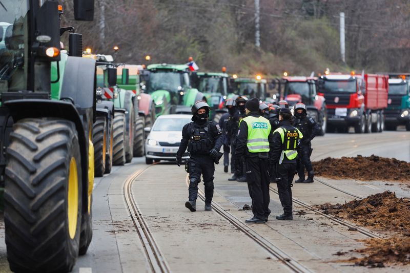 &copy; Reuters. Farmers drive tractors in front of government office, where they dump manure, during a protest against European Union agricultural policies and grievances shared by farmers across Europe, in Prague, Czech Republic, March 7, 2024. REUTERS/Eva Korinkova