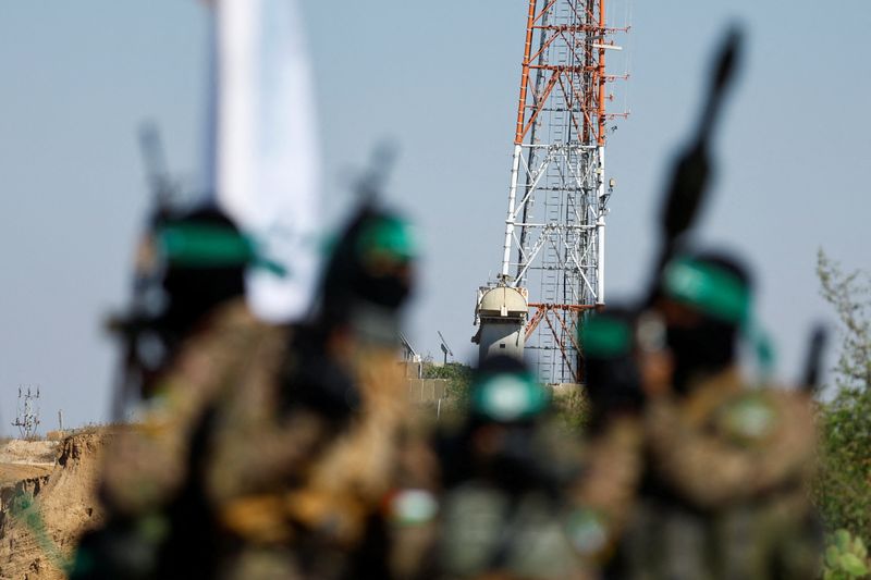 &copy; Reuters. Des combattants palestiniens de la branche armée du Hamas lors d'un défilé militaire devant un site militaire israélien, près de la frontière dans le centre de la bande de Gaza, le 19 juillet 2023/REUTERS/Ibraheem Abu Mustafa
