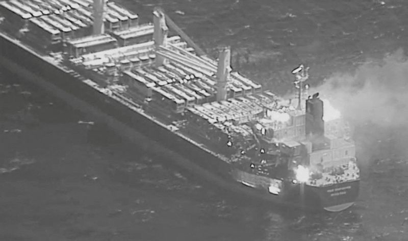 &copy; Reuters. Una vista aérea del buque True Confidence, con bandera de Barbados, en llamas tras un ataque con misiles hutí en el mar, el 6 de marzo de 2024, en esta foto cedida. DVIDS/Handout via REUTERS