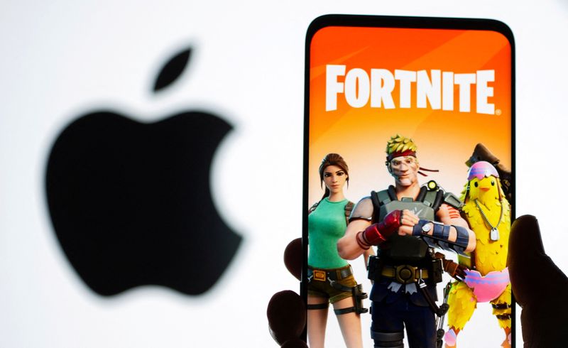 &copy; Reuters. Image du jeu Fortnite affichée sur un smartphone devant le logo d'Apple. /Photo d'illustration prise le 2 mai 2021/REUTERS/Dado Ruvic