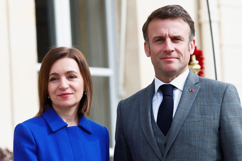 &copy; Reuters. Le président français Emmanuel Macron et la présidente de la Moldavie Maia Sandu avant au palais de l'Élysée à Paris, France. /Photo prise le 7 mars 2024/REUTERS/Gonzalo Fuentes