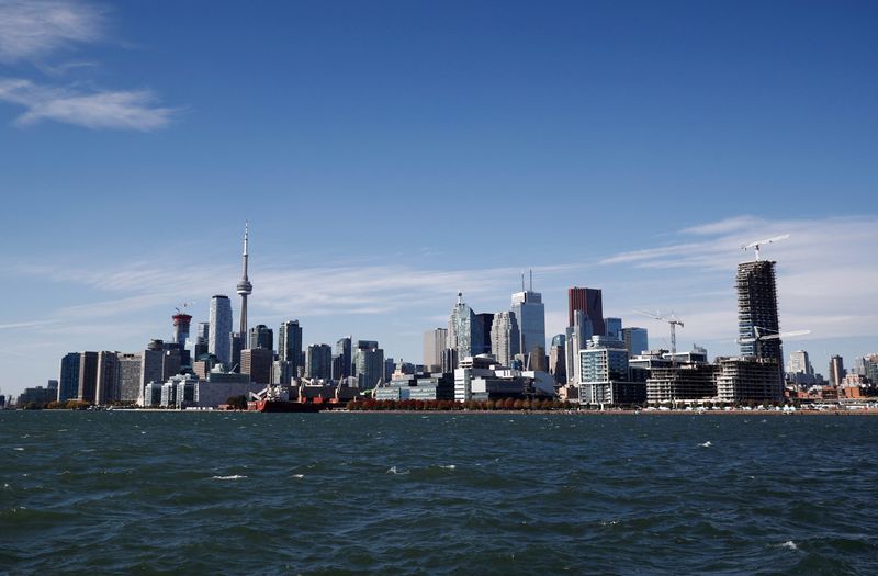© Reuters. FILE PHOTO: Toronto skyline stands on the waterfront n Toronto, Ontario, Canada October 17, 2017.    REUTERS/Mark Blinch/File Photo