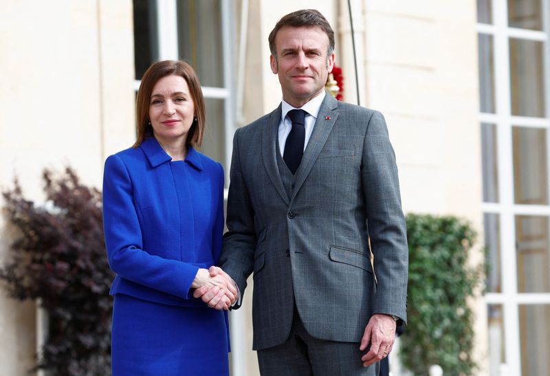 &copy; Reuters. Moldova's President Maia Sandu shakes hands with French President Emmanuel Macron before a meeting at the Elysee Palace in Paris, France, March 7, 2024. REUTERS/Gonzalo Fuentes