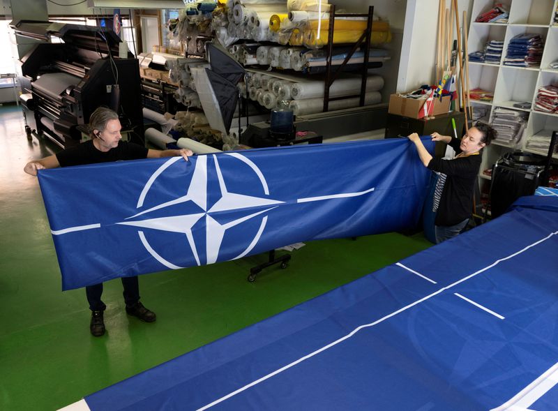 &copy; Reuters. Un'azienda svedese produce bandiere Nato in vista della prevista adesione del paese TT News Agency/Anders Wiklund via REUTERS      ATTENTION EDITORS - THIS IMAGE WAS PROVIDED BY A THIRD PARTY. SWEDEN OUT. NO COMMERCIAL OR EDITORIAL SALES IN SWEDEN.