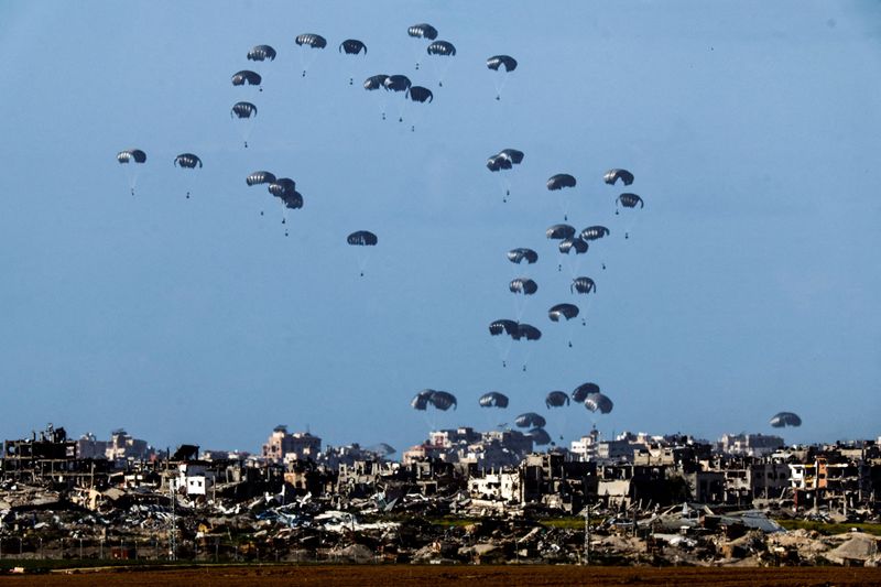 &copy; Reuters. Packages fall towards northern Gaza, after being dropped from a military aircraft, amid the ongoing conflict between Israel and the Palestinian group Hamas, as seen from Israel's border with Gaza in southern Israel March 7, 2024. REUTERS/Amir Cohen     