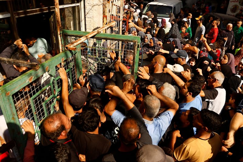 &copy; Reuters. فلسطينيون يصطفون انتظارا لشراء الخبز من أحد المخابز وسط نقص الإمدادات الغذائية والوقود في خان يونس بجنوب قطاع غزة يوم 17 نوفمبر تشرين الثاني