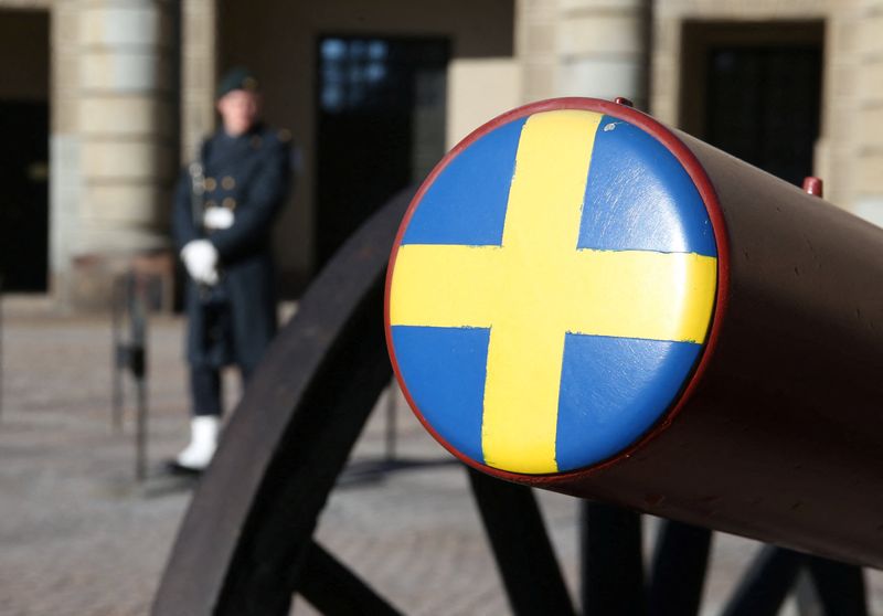 © Reuters. A Swedish soldier stands next to a ceremonial cannon in the courtyard of the Royal Palace in Stockholm, Sweden, March 7, 2024. REUTERS/Tom Little