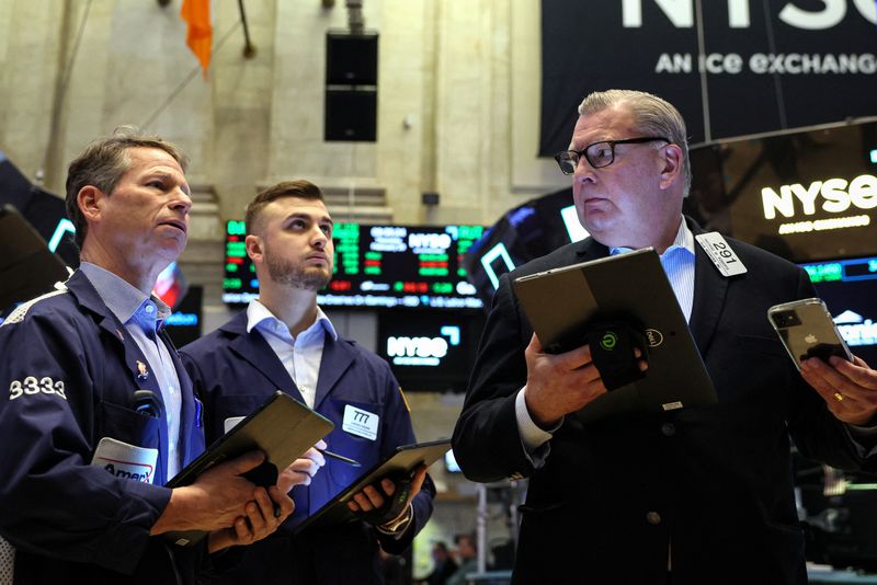 © Reuters. Traders work on the floor at the New York Stock Exchange (NYSE) in New York City, U.S., February 29, 2024.  REUTERS/Brendan McDermid