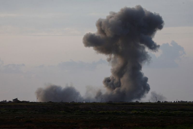 © Reuters. دخان يتصاعد بعد انفجار في غزة كما يبدو من حدود إسرائيل مع غزة يوم الخميس. تصوير: أمير كوهين - رويترز

