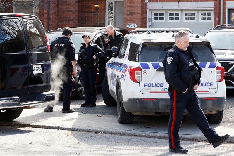 &copy; Reuters. ضباط من شرطة أوتاوا يحاصرون منزلا عقب العثور على جثث أربعة أطفال واثنين بالغين داخل منزل مجاور في ضاحية بارهيفن في أوتاوا بكندا بوم الخميس. 