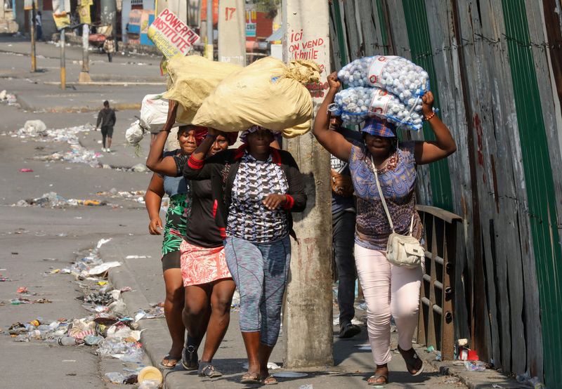 &copy; Reuters. Pessoas deixam suas casas carregando seus pertences para escapar da violência de gangues em Porto Príncipe, enquanto o Haiti continua em estado de emergência
06/03/2024
REUTERS/Ralph Tedy Erol