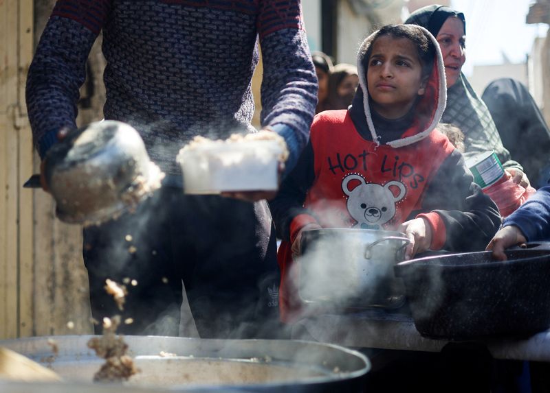 &copy; Reuters. Distribution de nourriture par une soupe populaire à Rafah, au sud de Gaza. /Photo prise le 5 mars 2024/REUTERS/Mohammed Salem