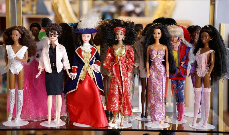 &copy; Reuters. FOTO DE ARCHIVO: Muñecas Barbie expuestas a la venta en la tienda de antigüedades Huber & Kosak en Viena, Austria, el 2 de agosto de 2023. REUTERS/Leonhard Foeger/Foto de archivo