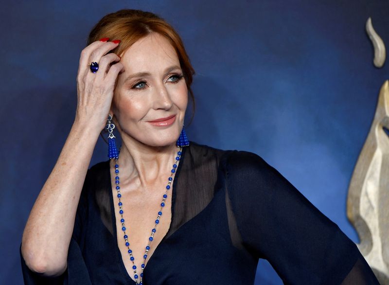 &copy; Reuters. FOTO DE ARCHIVO: La escritora J.K. Rowling asiste al estreno de 'Fantastic Beasts: Los Crímenes de Grindelwald' película en Londres, Reino Unido, 13 de noviembre de 2018. REUTERS/Toby Melville/Foto de archivo