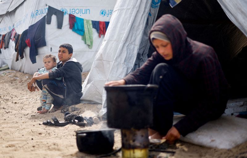 &copy; Reuters. Palestinos deslocados, que fugiram de suas casas devido aos ataques israelenses, abrigam-se em um acampamento, em Rafah
06/03/2024
REUTERS/Mohammed Salem