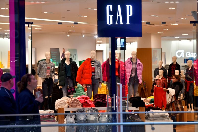 &copy; Reuters. FILE PHOTO: A woman shops at a Gap store during pre-Thanksgiving and Christmas holiday shopping at the King of Prussia Mall in King of Prussia, Pennsylvania, U.S. November 22, 2019. REUTERS/Mark Makela/File Photo