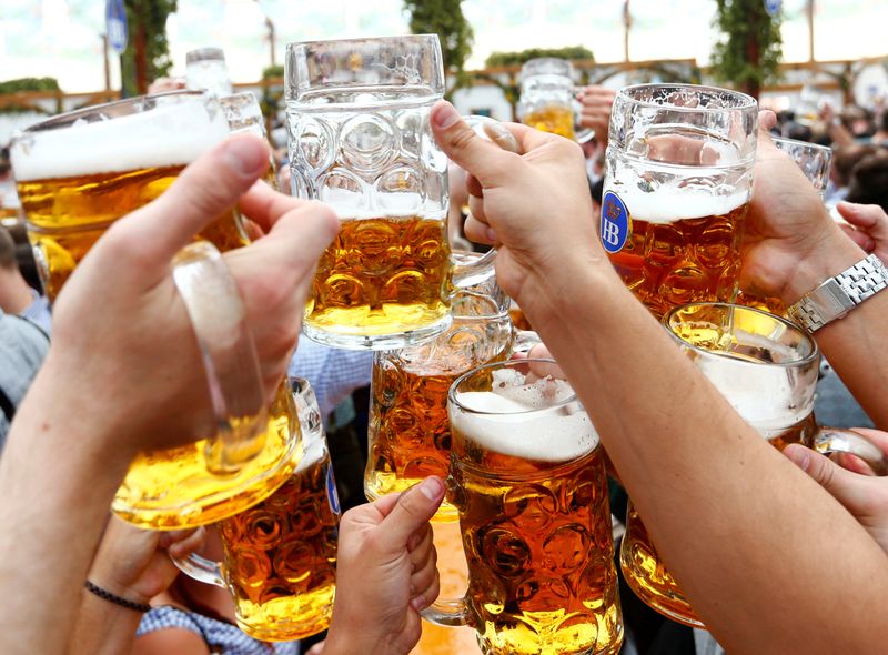 &copy; Reuters. FILE PHOTO: Visitors toast with beer on the first day of the 182nd Oktoberfest in Munich, Germany, September 19, 2015. REUTERS/Michaela Rehle/File Photo