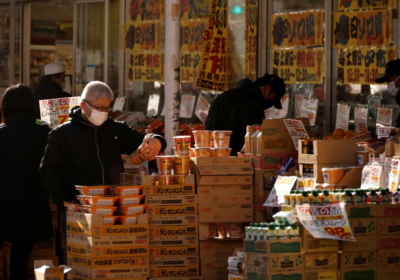 © Reuters. Shoppers check foods at a supermarket in Tokyo, Japan January 10, 2023. REUTERS/Issei Kato/ File Photo