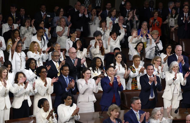 © Reuters. Democratic members of Congress cheer U.S. President Joe Biden during the State of the Union address to a joint session of Congress in the House Chamber of the U.S. Capitol in Washington, U.S., March 7, 2024. REUTERS/Evelyn Hockstein