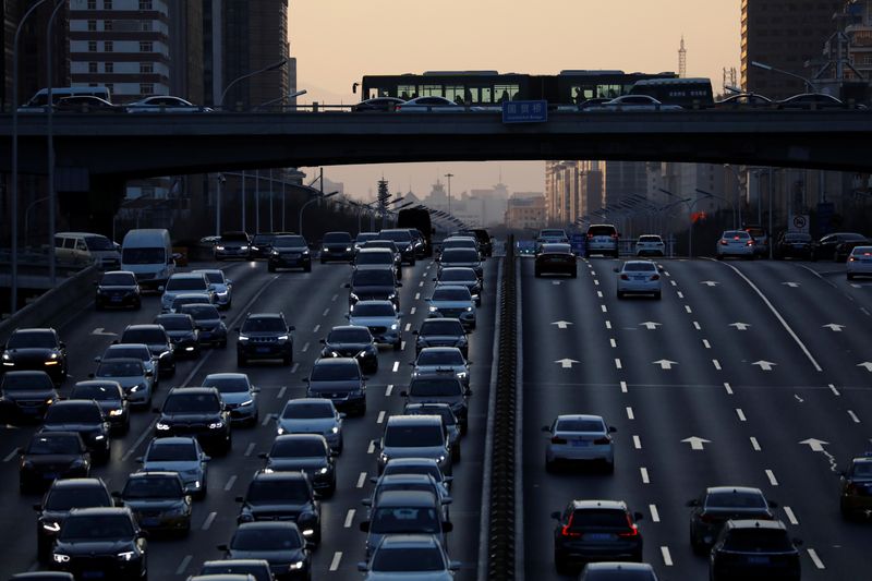 &copy; Reuters. A view shows traffic during evening rush hour at the central business district (CBD) in Beijing, China, January 15, 2021. Picture taken January 15, 2021. REUTERS/Tingshu Wang/File photo