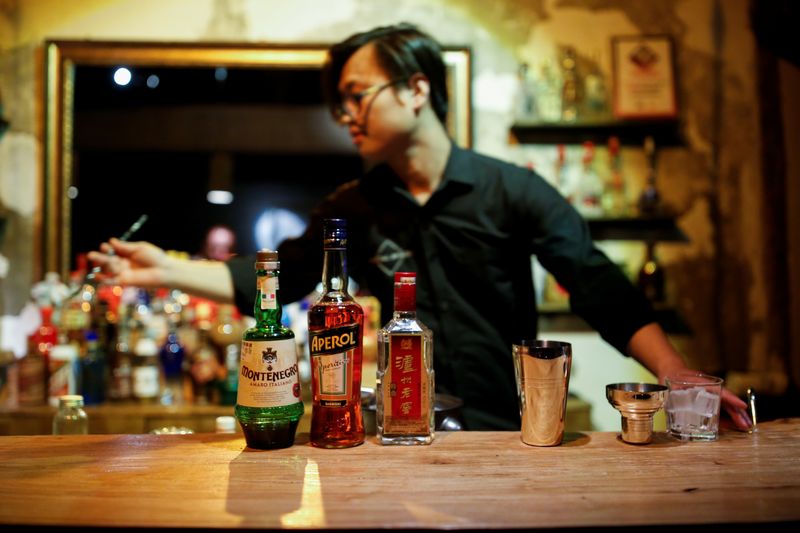 &copy; Reuters. 　若者の間でウイスキーやコニャックへの関心が高まる中国で、世界の大手飲料メーカーは市場拡大を狙っている。その前に立ちはだかるのが、中国を代表する高級酒「白酒」を生産する企
