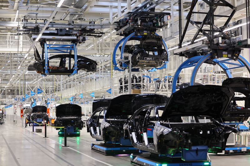 &copy; Reuters. Carrozzerie delle auto vengono sollevate nella "Fabbrica 56", uno dei più moderni stabilimenti di assemblaggio di auto elettriche e convenzionali della casa automobilistica tedesca Mercedes-Benz, a Sindelfingen, vicino a Stoccarda, in Germania, 4 marzo 2
