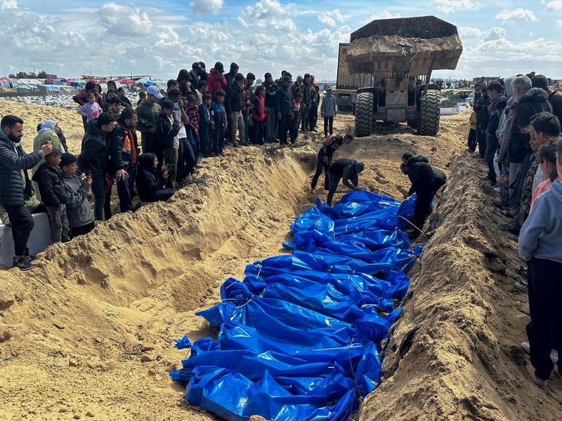 &copy; Reuters. أشخاص يدفنون جثامين فلسطينيين قتلوا خلال غارات وإطلاق نار من القوات الإسرائيلية داخل مقبرة جماعية في رفح جنوبي قطاع غزة يوم الجمعة . تصوير: 