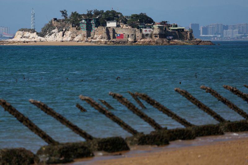 &copy; Reuters. FILE PHOTO: Shiyu or Lion Islet, which is part of Kinmen County, one of Taiwan's offshore islands, is pictured with China's Xiamen in the background, in Kinmen, Taiwan February 21, 2024. REUTERS/Ann Wang/File Photo