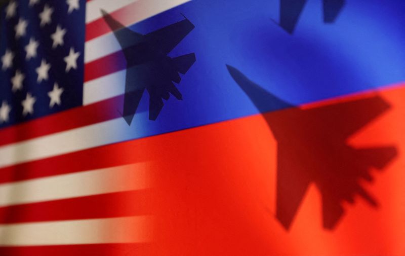 &copy; Reuters. Une illustration des drapeaux américains et russes. /Illustration diffusée le 31 mars 2023/REUTERS/Dado Ruvic