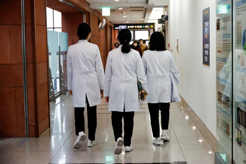 &copy; Reuters. Medical workers walk at Severance Hospital in Seoul, South Korea, February 21, 2024. REUTERS/Kim Soo-hyeon/File Photo