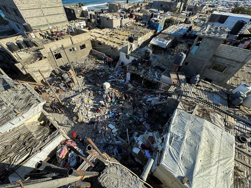 &copy; Reuters. Varias personas inspeccionan el lugar de una explosión en Rafah, en el sur de la Franja de Gaza. 8 marzo 2024. REUTERS/Bassam Masoud