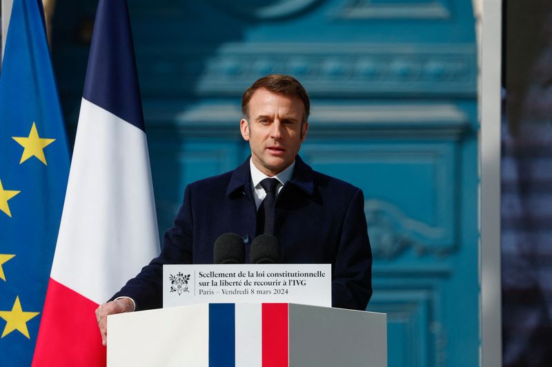 &copy; Reuters. Le président français Emmanuel Macron s'exprime lors d'une cérémonie visant à sceller le droit à l'avortement dans la constitution française, à l'occasion de la Journée internationale de la femme, sur la place Vendôme, à Paris. /Photo prise le 