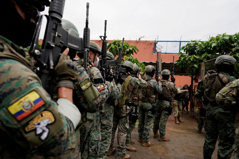 &copy; Reuters. FILE PHOTO: Soldiers get ready to enter cell block 3 at the militarized Litoral prison, as part of the measures taken by Ecuador's President Daniel Noboa to crackdown on gangs, during a media tour in Guayaquil, Ecuador, February 9, 2024. REUTERS/Santiago 