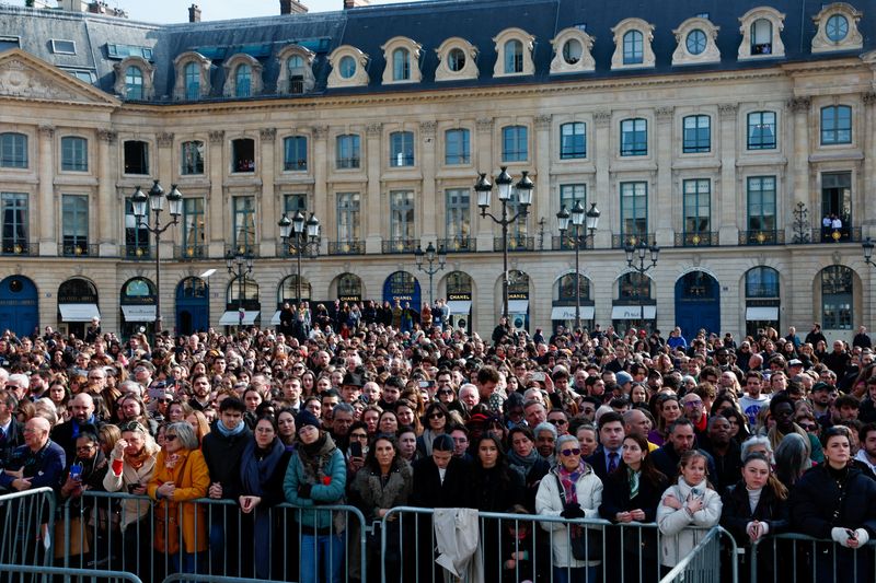 &copy; Reuters. Una multitud asiste a la ceremonia para sellar el derecho al aborto en la constitución francesa, en el Día Internacional de la Mujer, en la Place Vendome, en París, Francia. 8 de marzo 2024. REUTERS/Gonzalo Fuentes/Pool