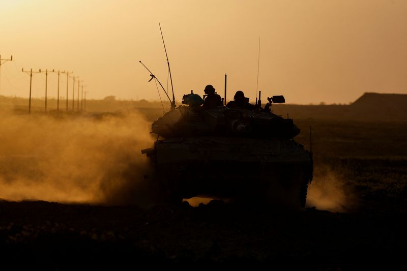 &copy; Reuters. FOTO DE ARCHIVO. Un tanque maniobra cerca de la frontera entre Israel y Gaza, en medio del actual conflicto entre Israel y Hamás, visto desde la frontera de Israel con Gaza, en el sur de Israel. 6 de marzo de 2024. REUTERS/Amir Cohen