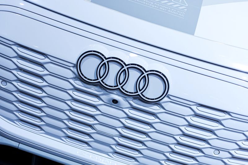 &copy; Reuters. FILE PHOTO: The logo of Audi is seen on the Audi Q6 e-tron displayed during an event a day ahead of the official opening of the 2023 Munich Auto Show IAA Mobility, in Munich, Germany, September 4, 2023. REUTERS/Leonhard Simon/FILE PHOTO