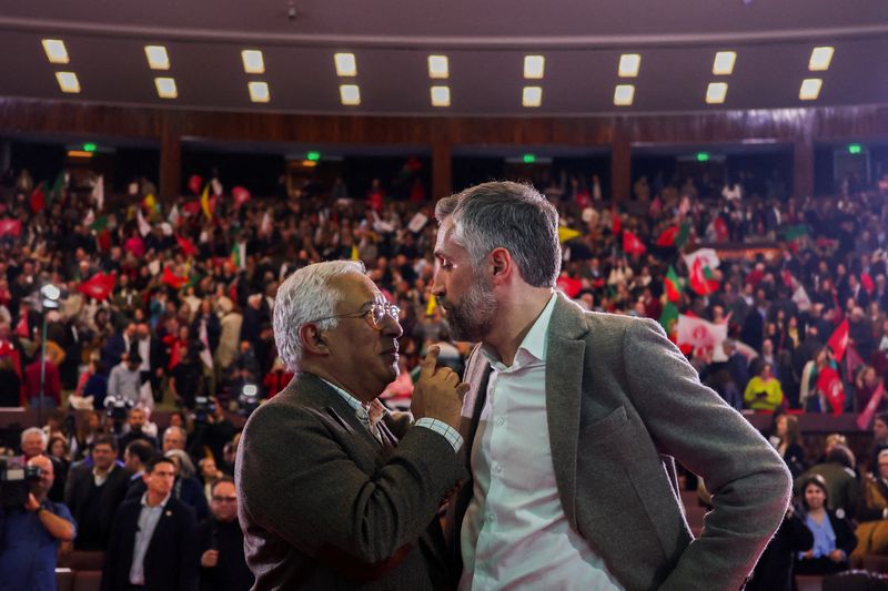 &copy; Reuters. Le Premier ministre portugais Antonio Costa et le secrétaire général du Parti socialiste (PS) Pedro Nuno Santos. /Photo prise le 5 mars 2024/REUTERS/Pedro Nunes/File Photo