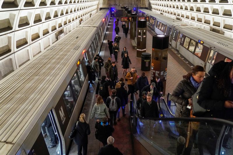 &copy; Reuters. Des passagers sortant du métro de Washington, aux Etats-Unis. /Photo prise le 28 janvier 2019/REUTERS/Joshua Roberts