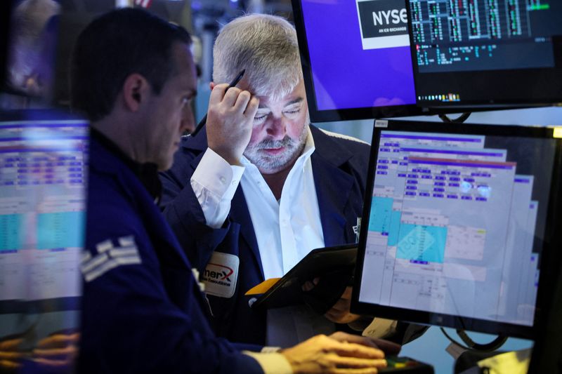 &copy; Reuters. متداولان يعملان في بورصة نيويورك الأمريكية يوم الخميس. تصوير: برندان مكدرميد - رويترز