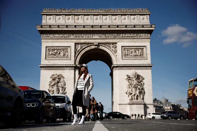 &copy; Reuters. Une touriste posant devant l'Arc de Triomphe à Paris. /Photo prise le 4 mars 2024/REUTERS/Benoit Tessier