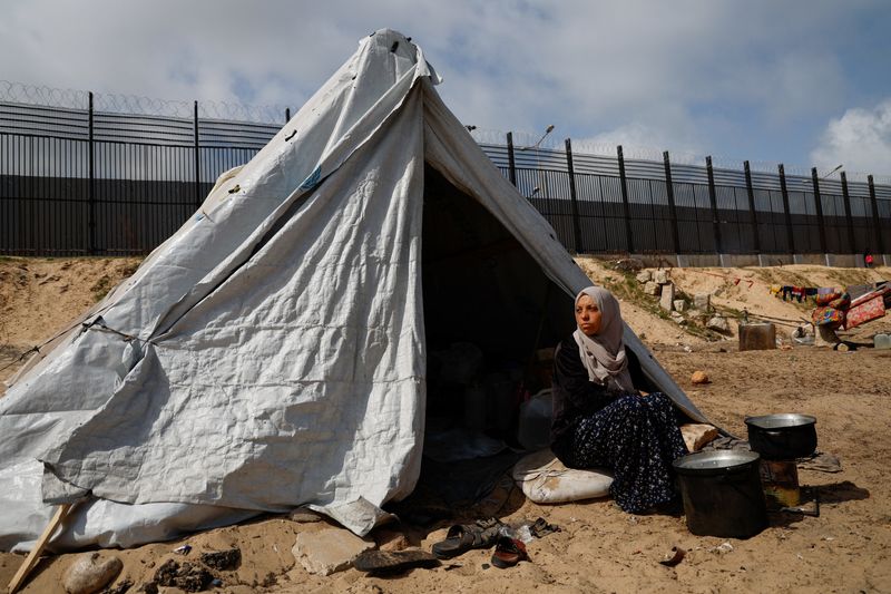 &copy; Reuters. Mulher em barraca em Rafah, sul de Gaza
 6/3/2024   REUTERS/Mohammed Salem 