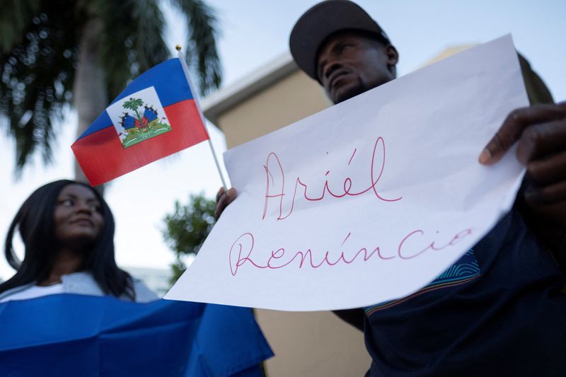 &copy; Reuters. Imagen de archivo. Un grupo de haitianos se reúne frente al hotel Marriott donde creen que se hospeda el primer ministro de Haití, Ariel Henry, para protestar contra él un día después de su llegada al Aeropuerto Internacional Luis Muñoz Marín, en S