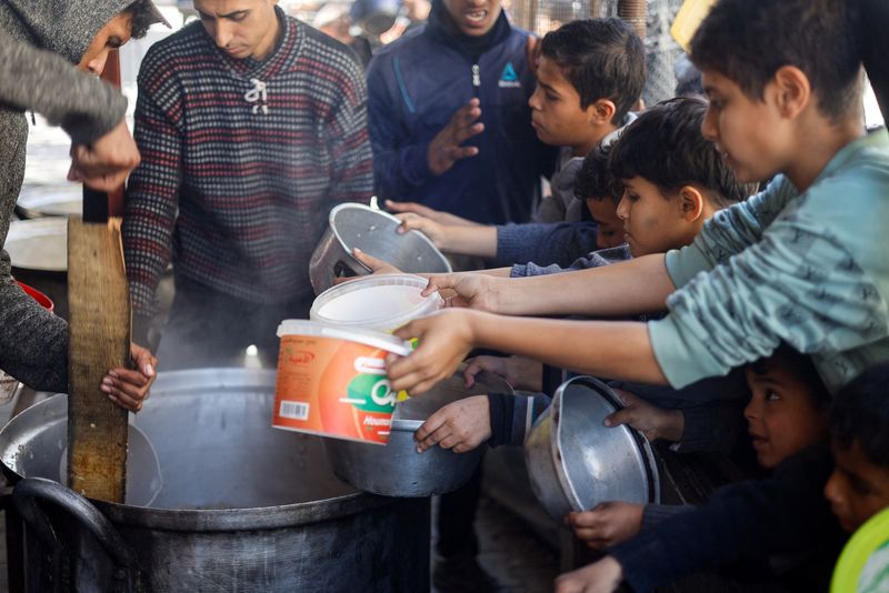 &copy; Reuters. Des enfants palestiniens attendent de recevoir de la nourriture à Rafah. /Photo prise le 5 mars 2024/REUTERS/Mohammed Salem