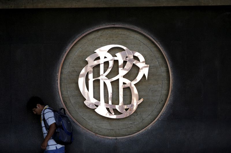 &copy; Reuters. FOTO DE ARCHIVO: Un hombre camina junto al logo del Banco Central de Reserva del Perú (BCRP) dentro de un edificio en el centro de Lima. 7 de abril de 2015. REUTERS/Mariana Bazo/