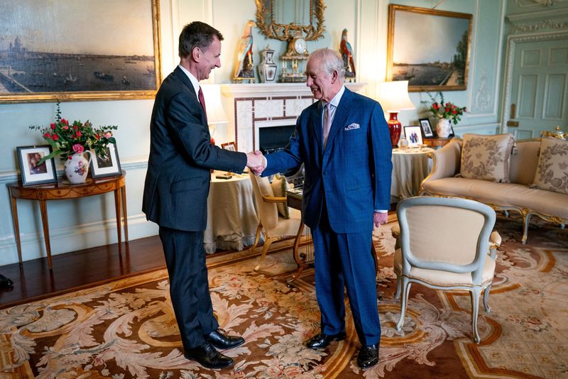 &copy; Reuters. Foto de archivo del rey Carlos con Jeremy Hunt en una audiencia provada en Buckingham Palace
Mar 5, 2024. Aaron Chown/Pool via REUTERS/
